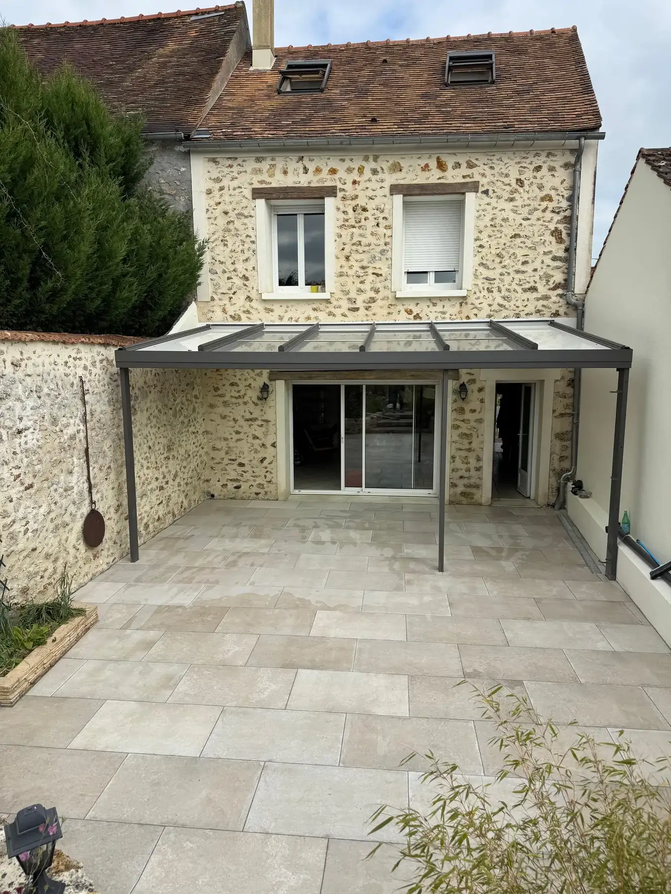 Terrasse en pierre et pergola réalisée par DD Design