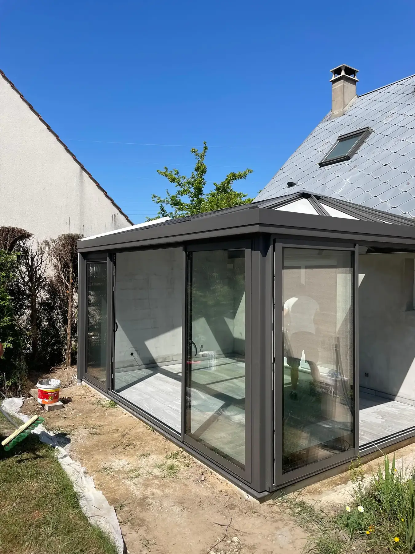 Véranda aluminium et terrasse rénovée par DD Design