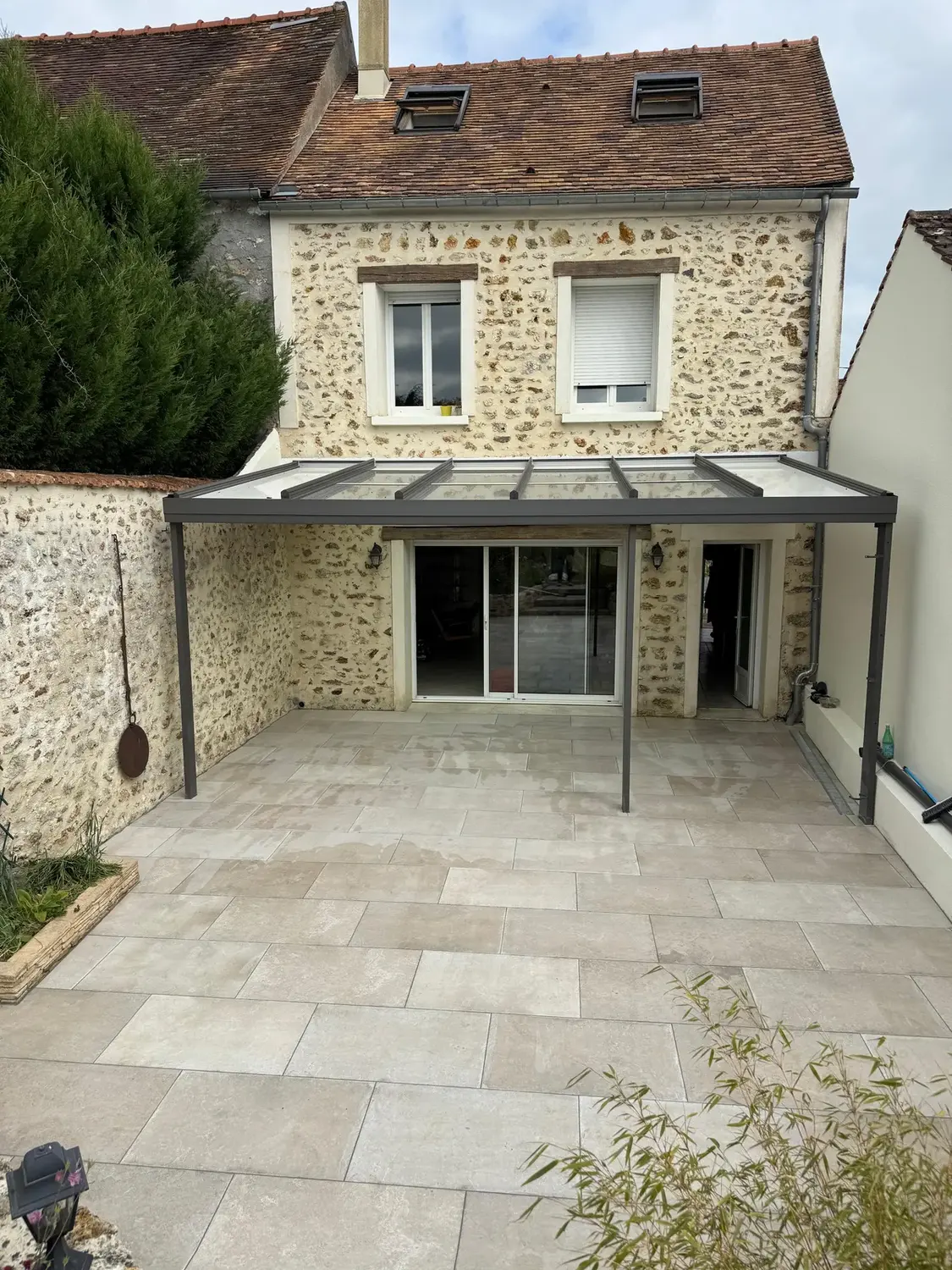 Terrasse en pierre et pergola en cours de finition