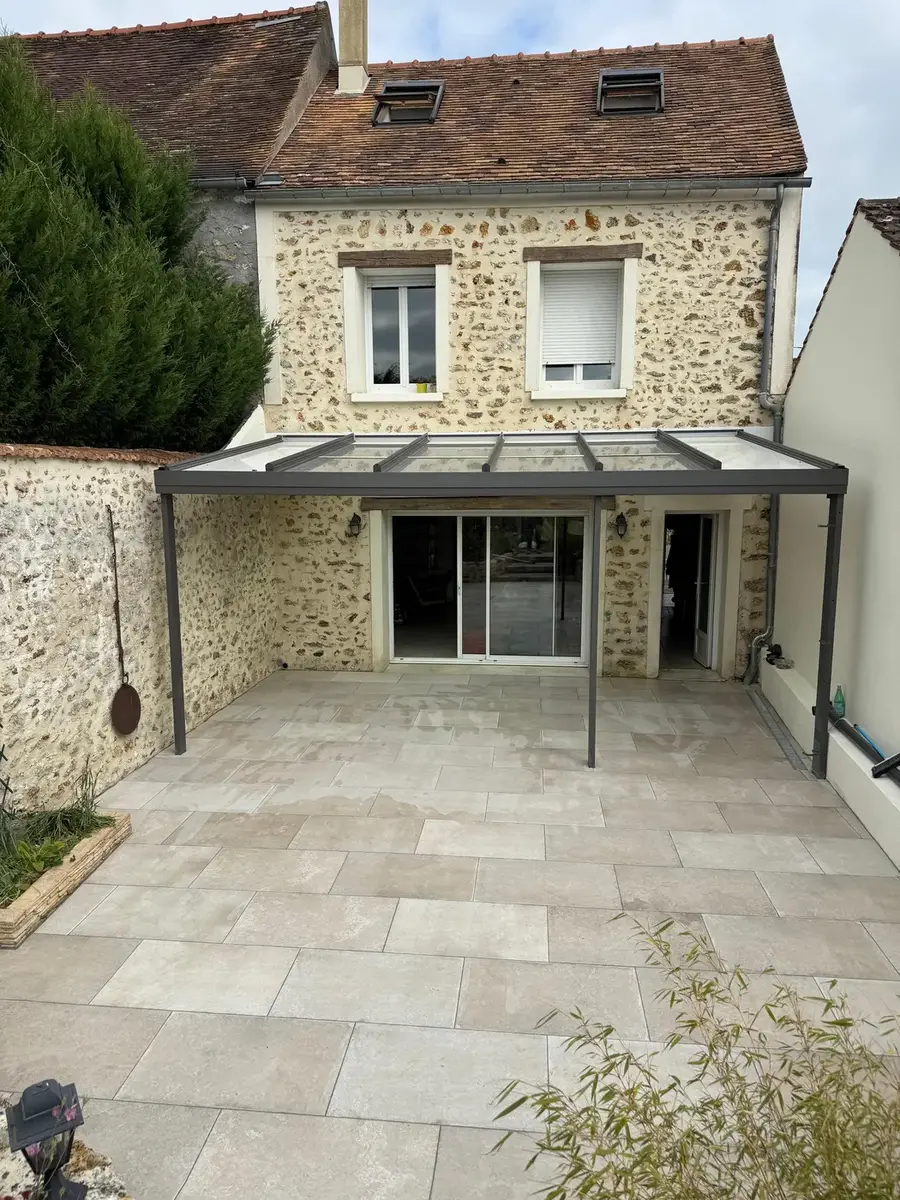 Terrasse en pierre et pergola